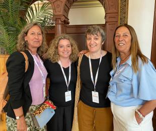 imagen de bibliotecaria y profesoras del CEIP cabañas de la sagra