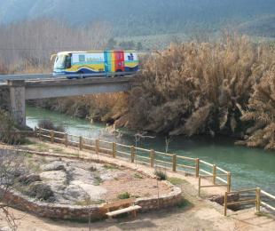 foro del bibliobus de albacete en ruta cruzando un puente