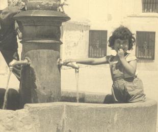 Niña dentro de fuente