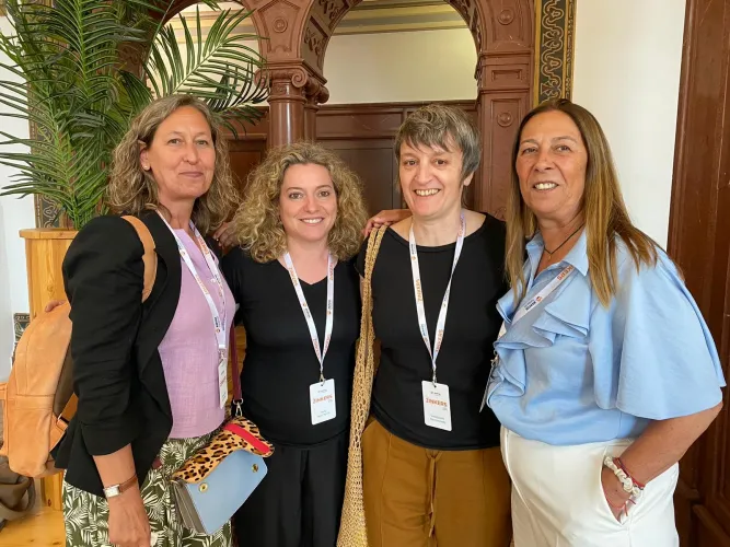 imagen de bibliotecaria y profesoras del CEIP cabañas de la sagra