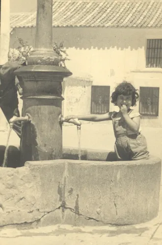 Niña dentro de fuente