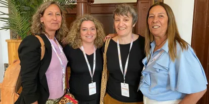 imagen de bibliotecaria y profesoras del CEIP cabañas de la sagra