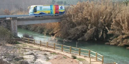 foro del bibliobus de albacete en ruta cruzando un puente